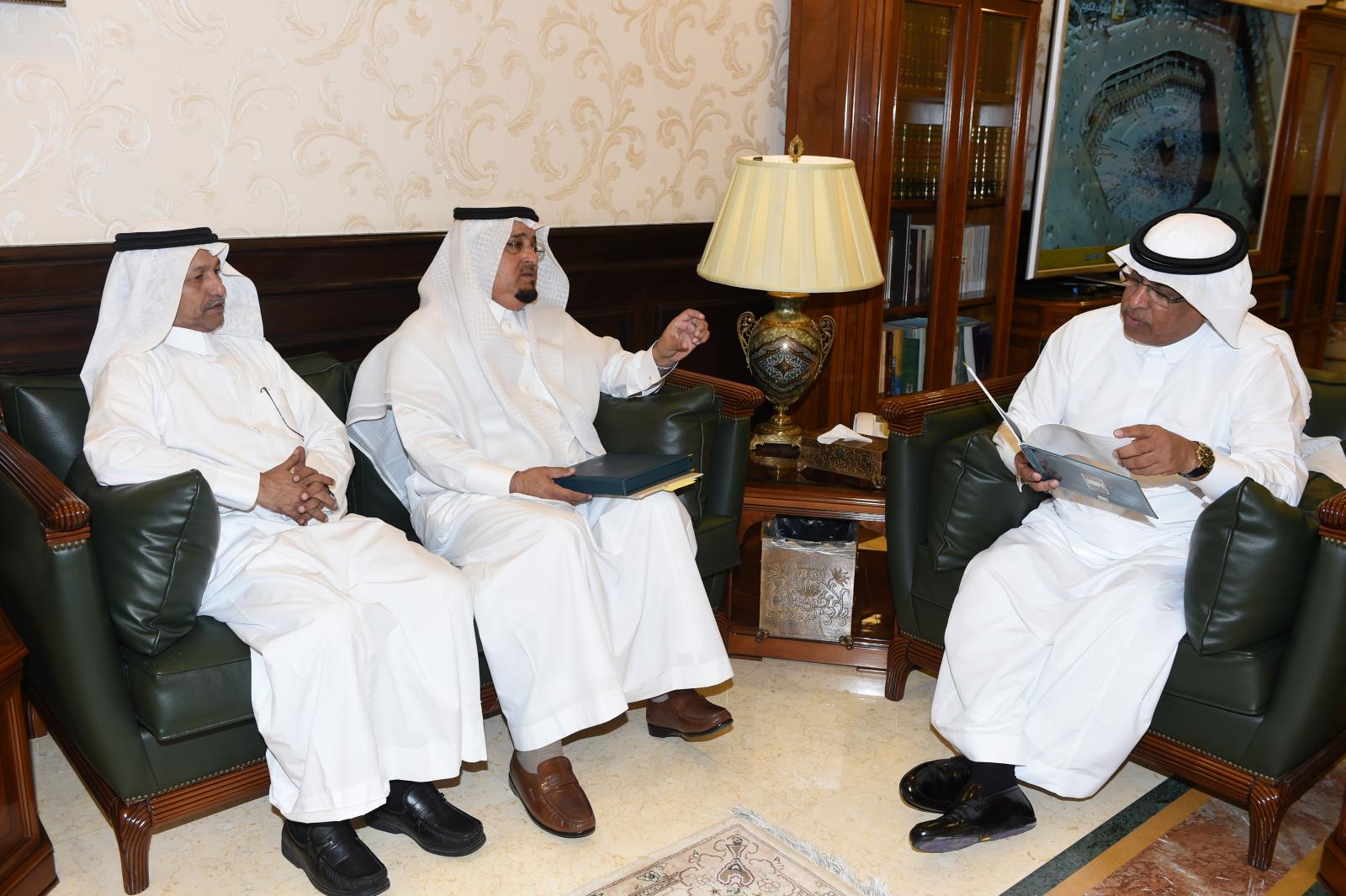 معالي مدير الجامعة يتسلم تقرير العلاقات العامة والإعلام السنوي 1437هـ