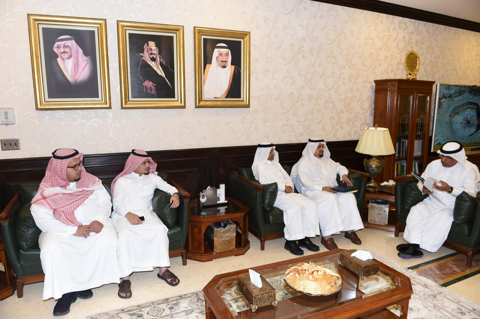 معالي مدير الجامعة يتسلم تقرير العلاقات العامة والإعلام السنوي 1437هـ