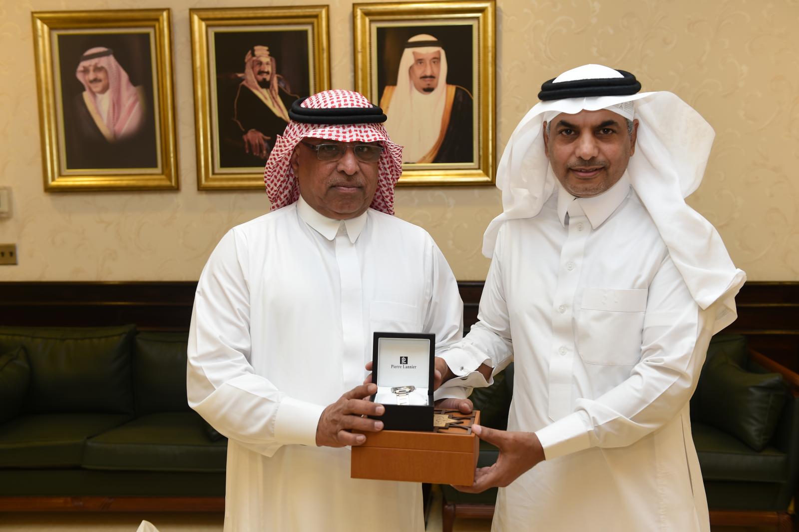 معالي مدير الجامعة يهني عضو مجلس الشورى الدكتور حسين المالكي