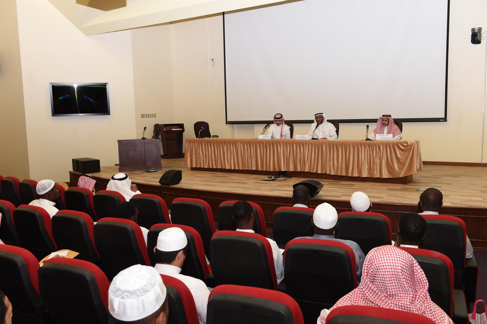 Deanship of Postgraduate Studies Holds a Meeting for the Overseas Scholarship Students 