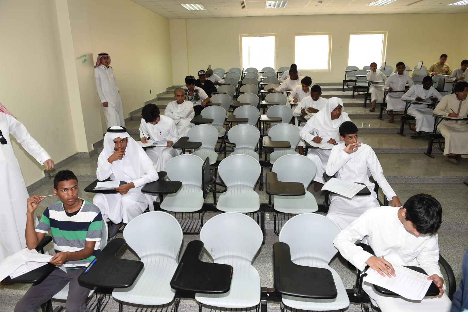 معالي مدير الجامعة يقف على سير اختبارات تحديد المستوى