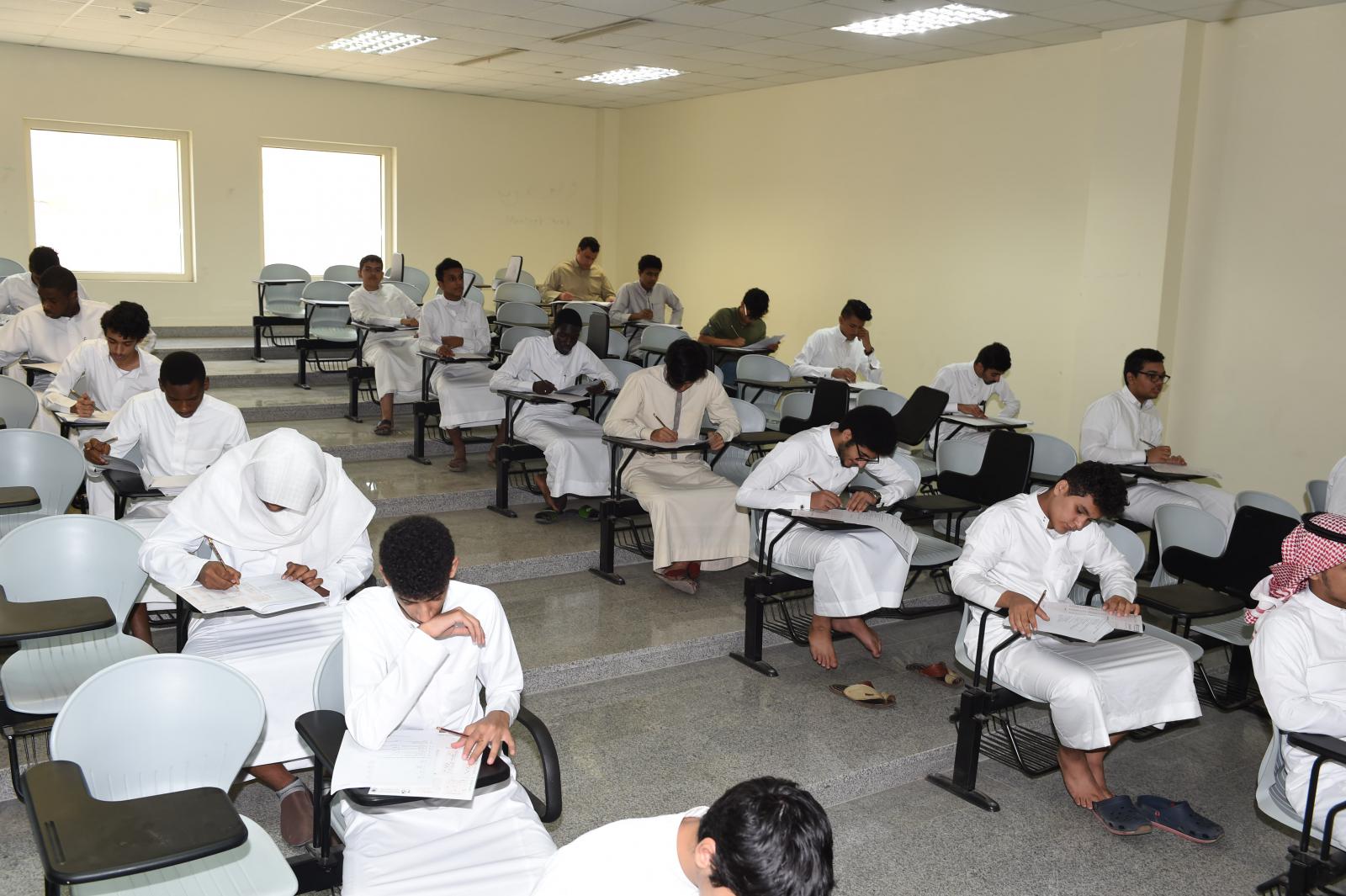 معالي مدير الجامعة يقف على سير اختبارات تحديد المستوى