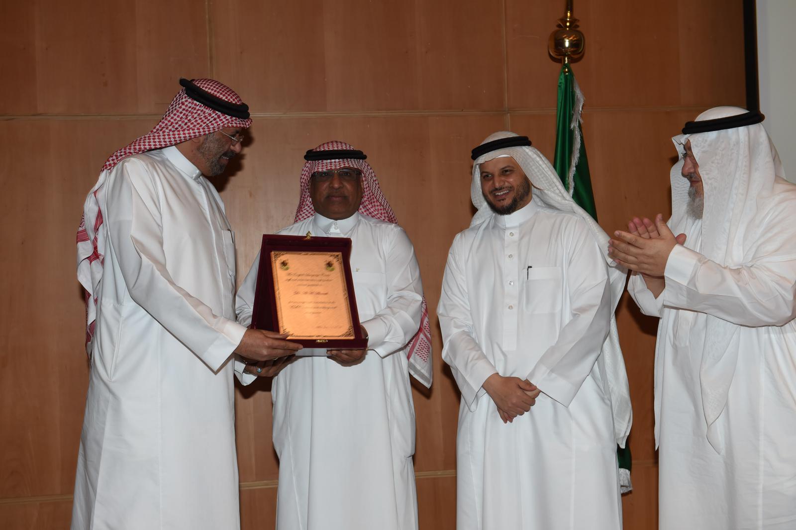 UQU's President Honors Staff Members &amp; Top Students of English Language Center