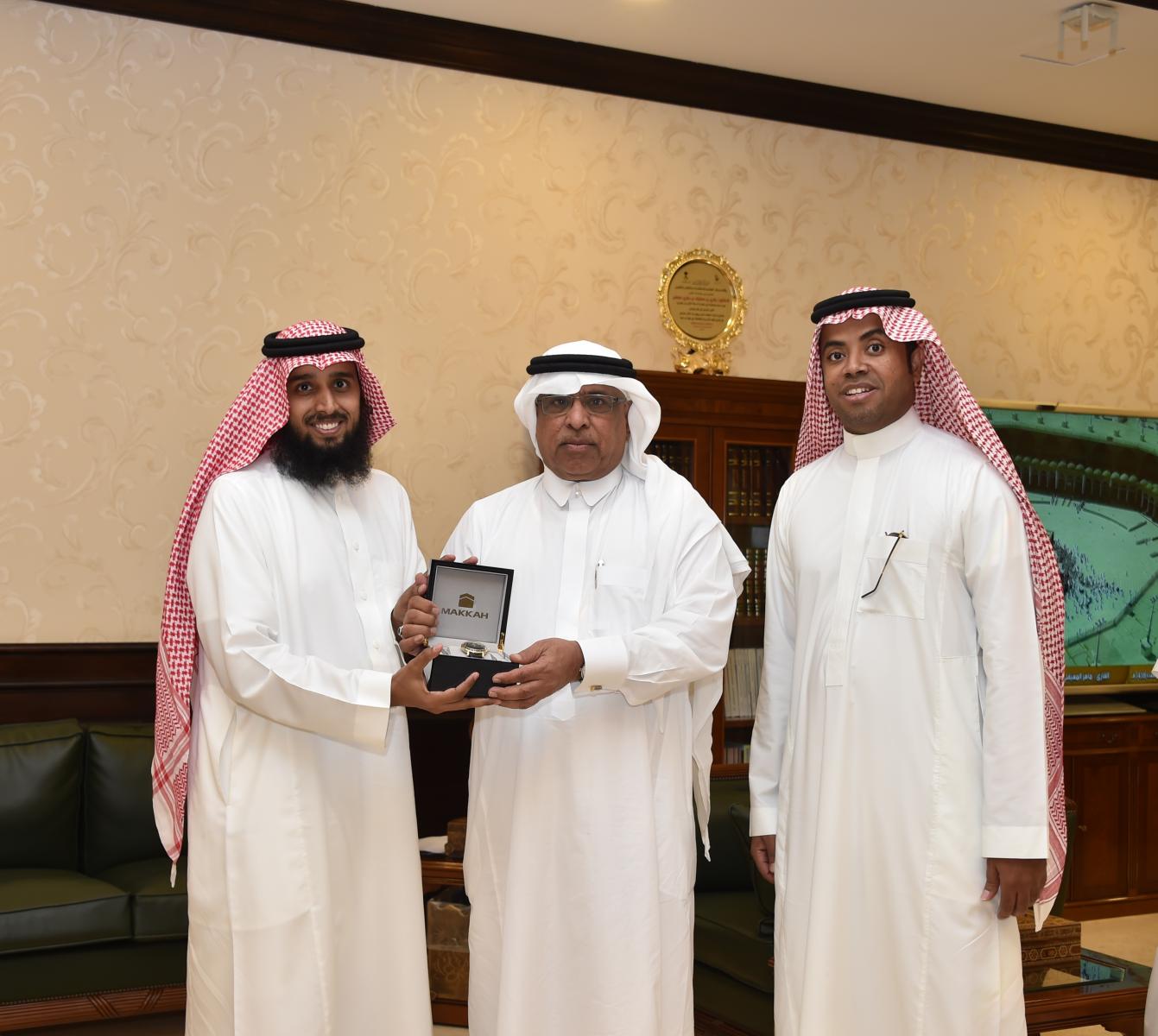 معالي مدير الجامعة يكرِّم الجهات المشاركة في إجراءات القبول