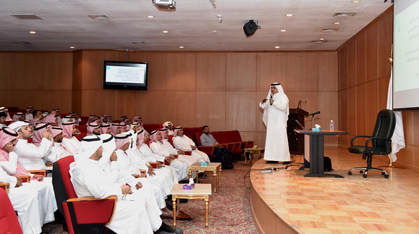 مركز الوثائق والاتصالات الإدارية ينظم ورشة عمل لمدراء الإدارات للتعريف بنظام الاتصالات الإدارية إدارة العلاقات العامة الإدارة العامة للاتصال المؤسسي جامعة أم القرى