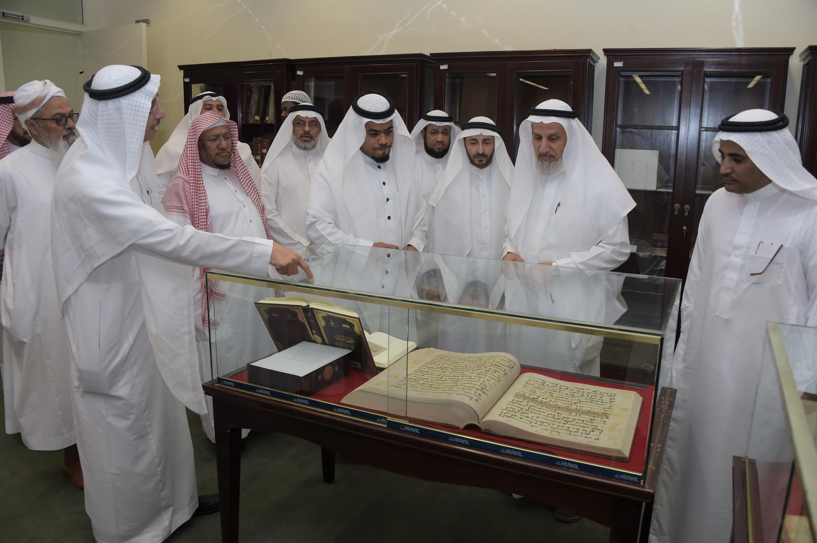 معالي مدير الجامعة يطلق فعاليات (يوم المخطوط العربي) بمكتبة الملك عبدالله الجامعية