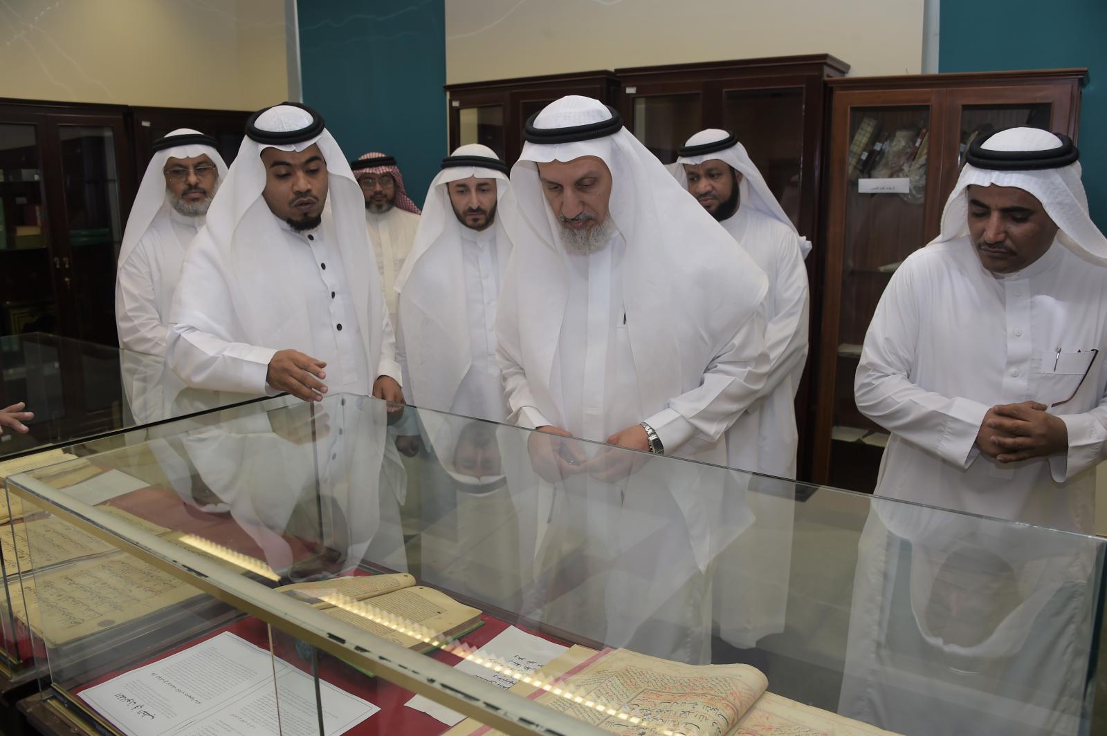 معالي مدير الجامعة يطلق فعاليات (يوم المخطوط العربي) بمكتبة الملك عبدالله الجامعية