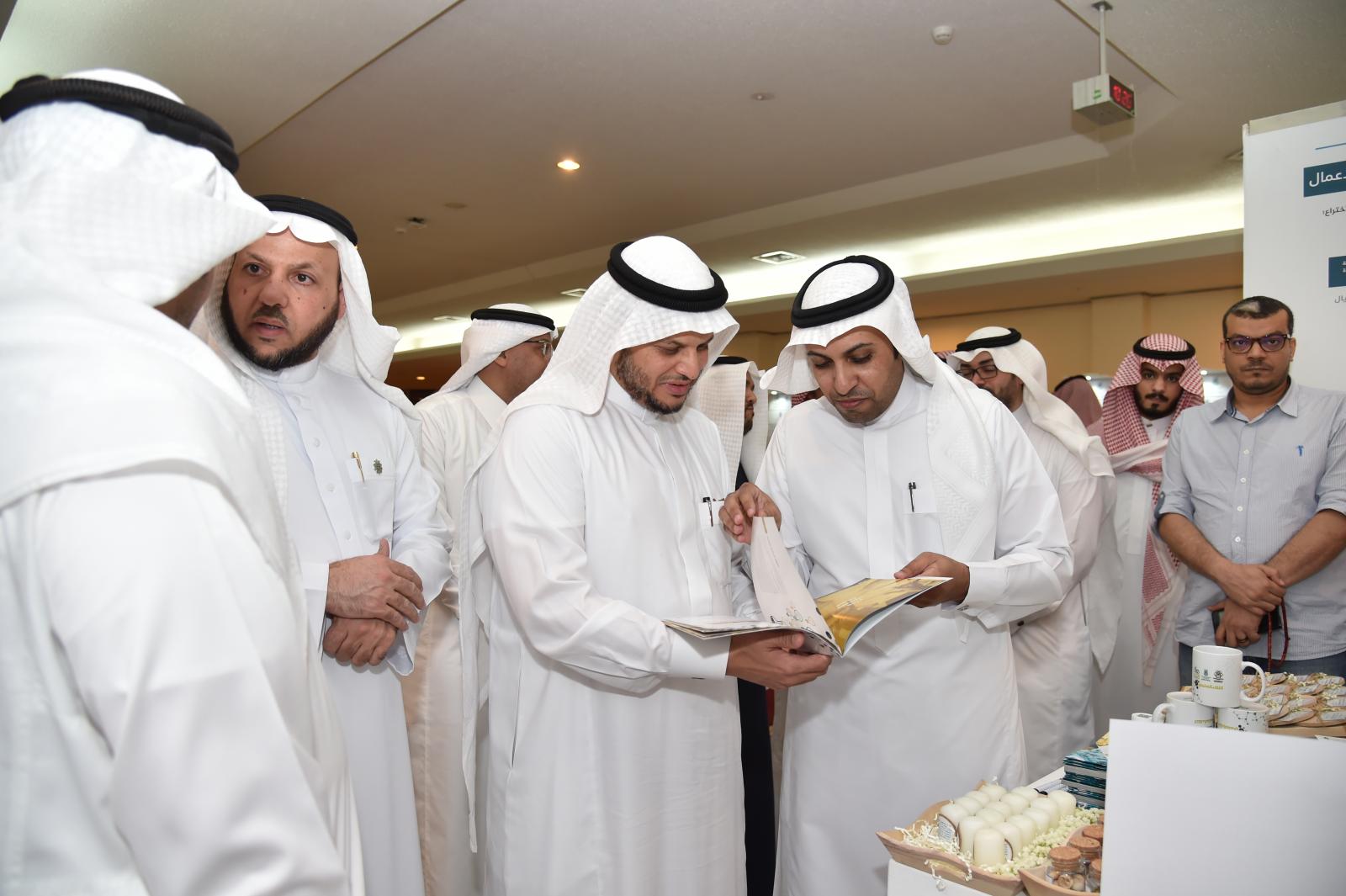 وكيل الجامعة للشؤون التعليمية يفتتح معرض اللقاء العلمي لمشاريع تخرج طلبة قسم الكيمياء