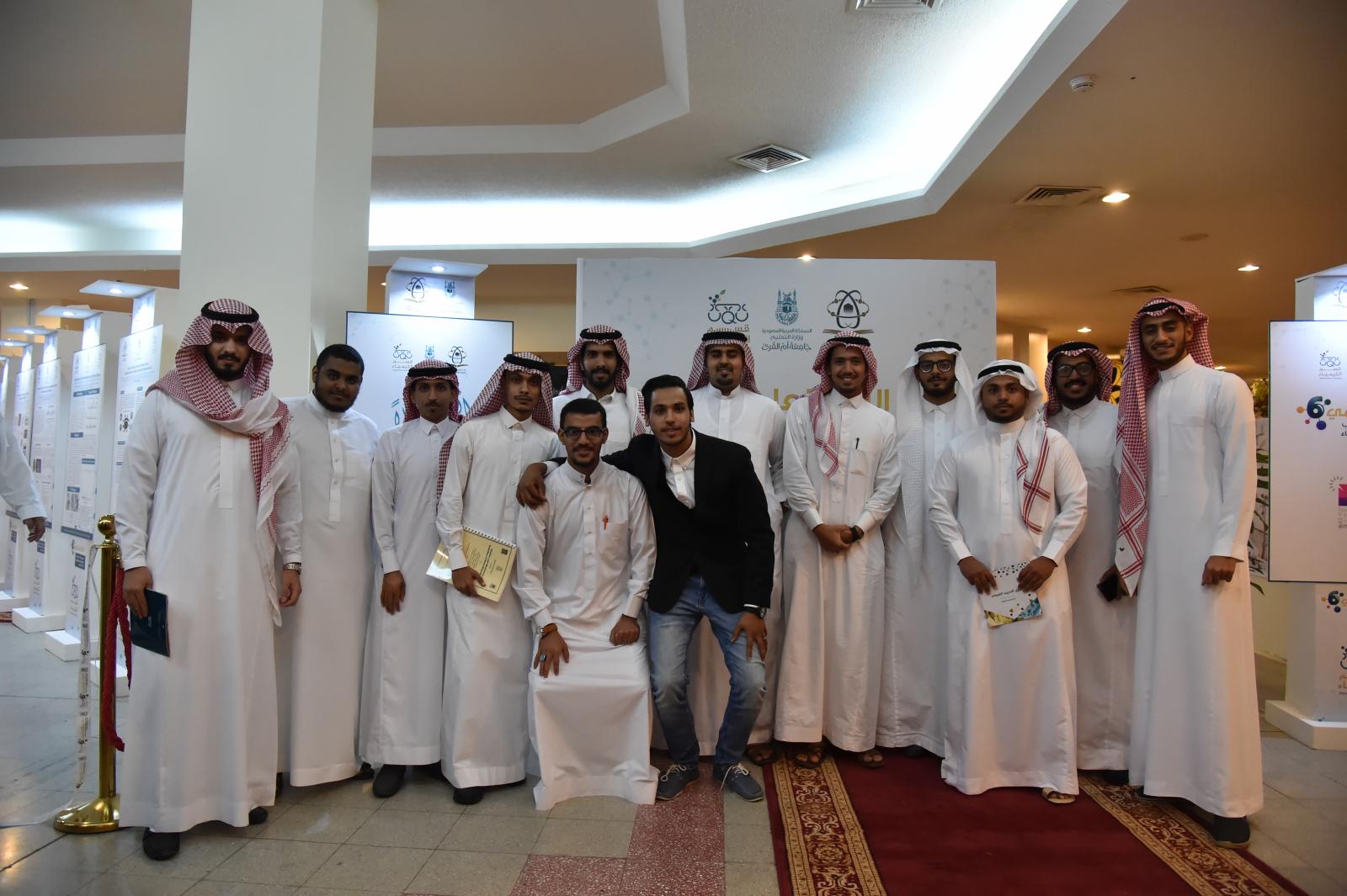 وكيل الجامعة للشؤون التعليمية يفتتح معرض اللقاء العلمي لمشاريع تخرج طلبة قسم الكيمياء