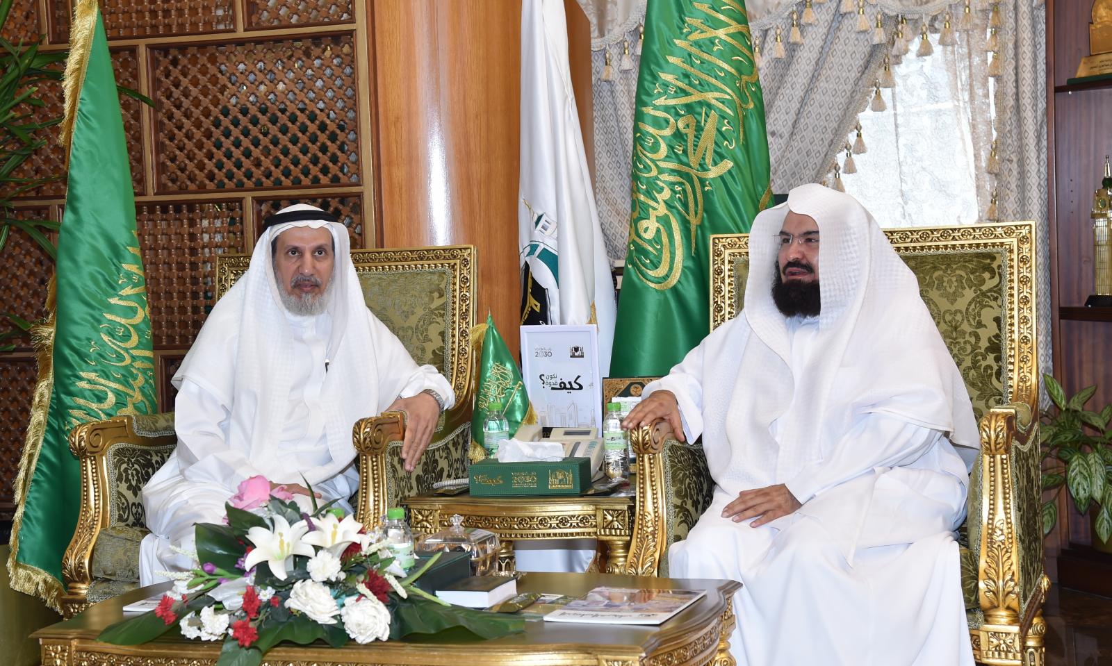 معالي الرئيس العام لشؤون الحرمين يستقبل معالي مدير الجامعة ويهنئه بالثقة الملكية