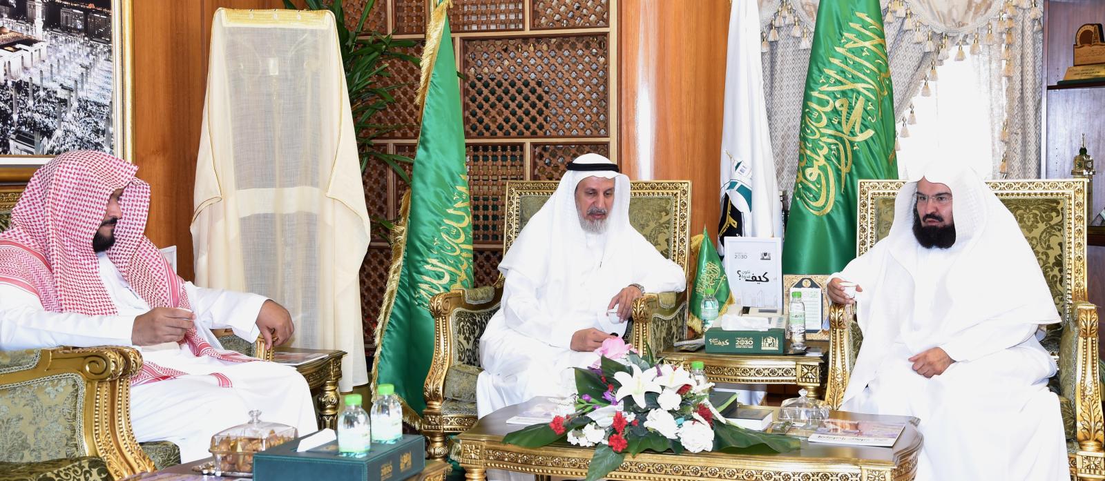 معالي الرئيس العام لشؤون الحرمين يستقبل معالي مدير الجامعة ويهنئه بالثقة الملكية