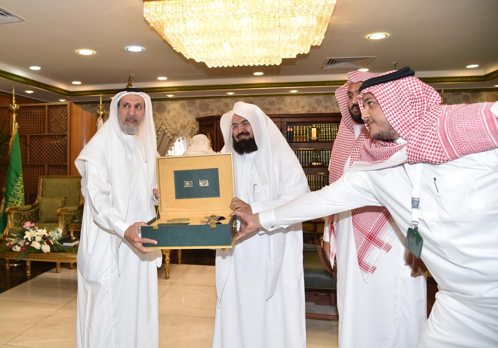 معالي الرئيس العام لشؤون الحرمين يستقبل معالي مدير الجامعة ويهنئه بالثقة الملكية