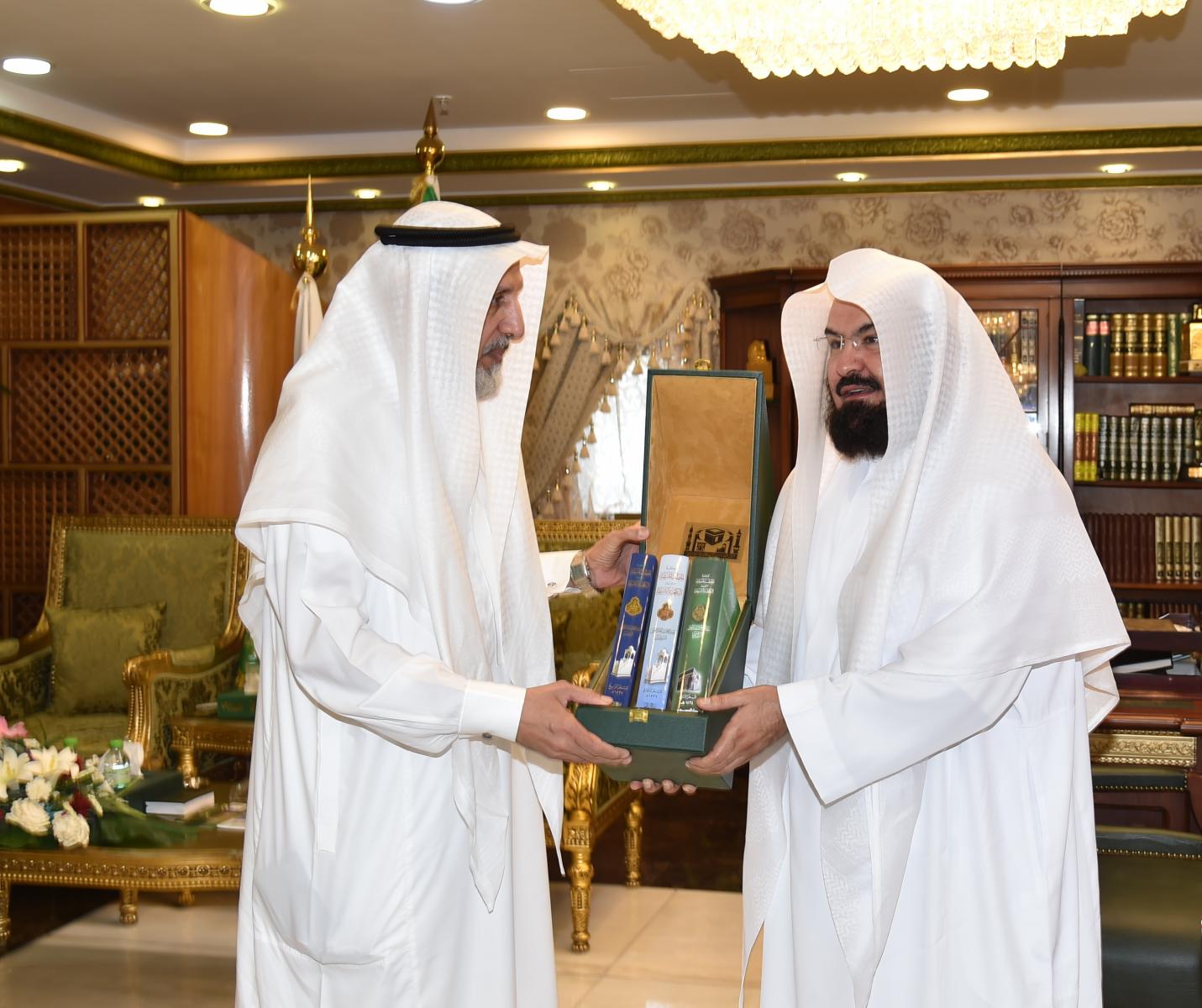 معالي الرئيس العام لشؤون الحرمين يستقبل معالي مدير الجامعة ويهنئه بالثقة الملكية
