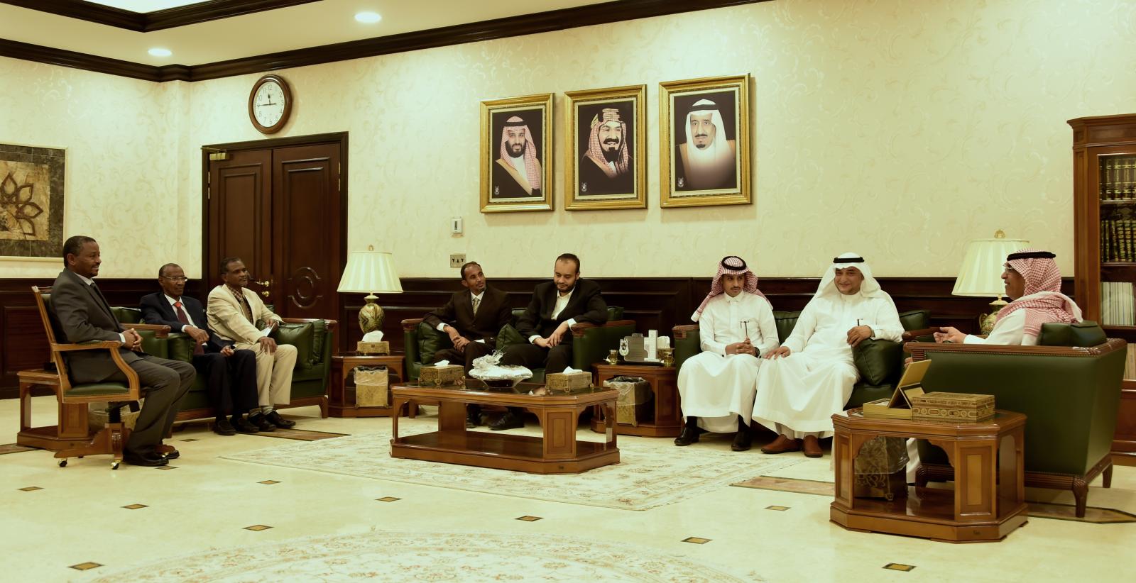 معالي مدير الجامعة يتسلم الخطة البحثية لكلية العلوم الصحية بالليث