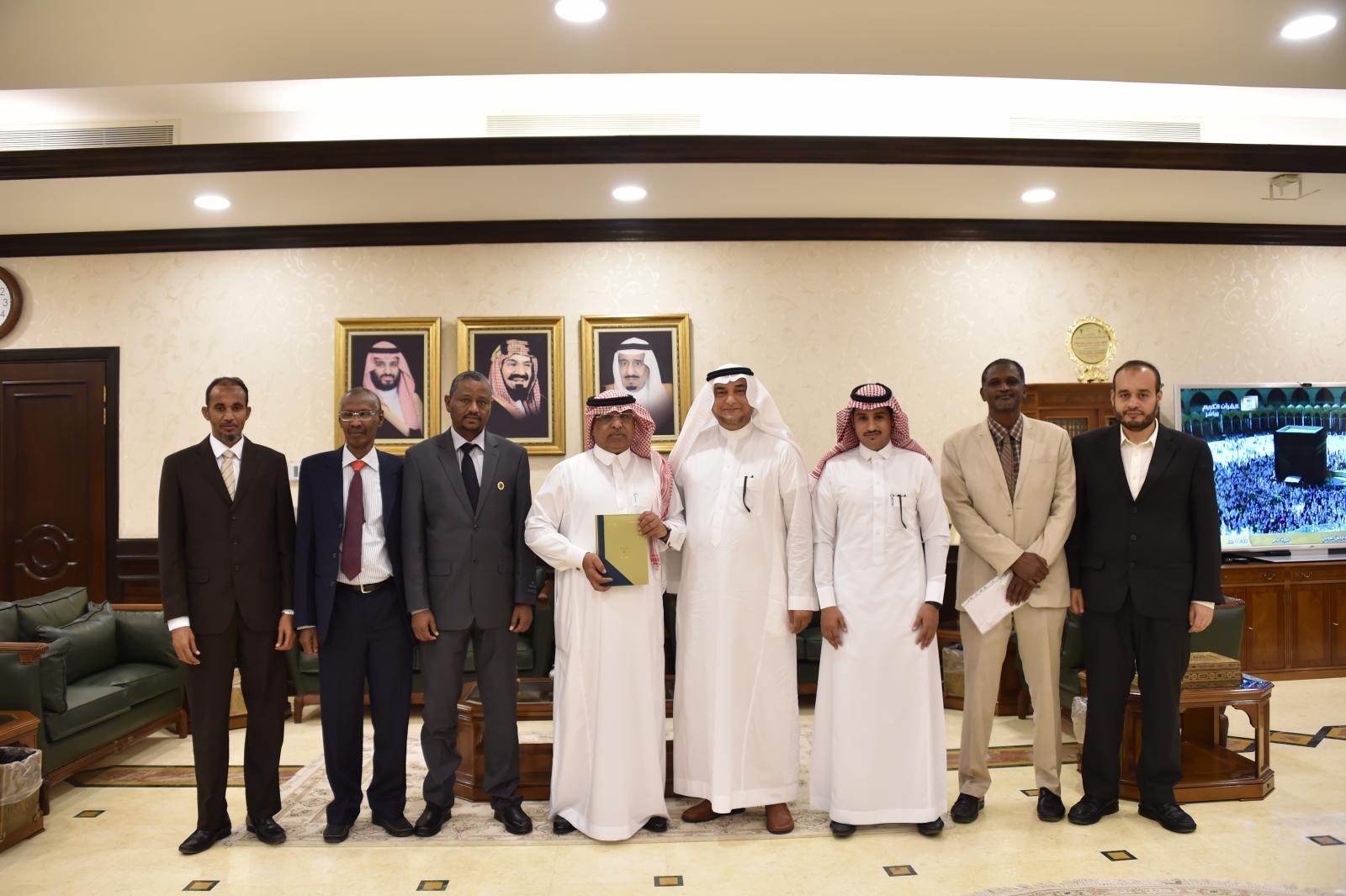 معالي مدير الجامعة يتسلم الخطة البحثية لكلية العلوم الصحية بالليث إدارة العلاقات العامة الإدارة العامة للاتصال المؤسسي جامعة أم القرى