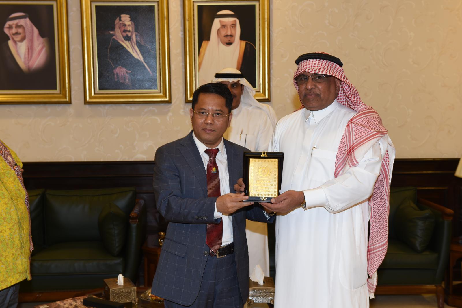 UQU President Receives Indonesian Deputy Minister of Religious Affairs for Education 