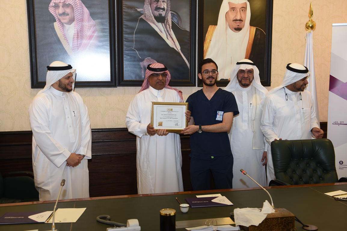 معالي مدير الجامعة يكرِّم المشاركين في برنامج تطوير القيادات الشابة