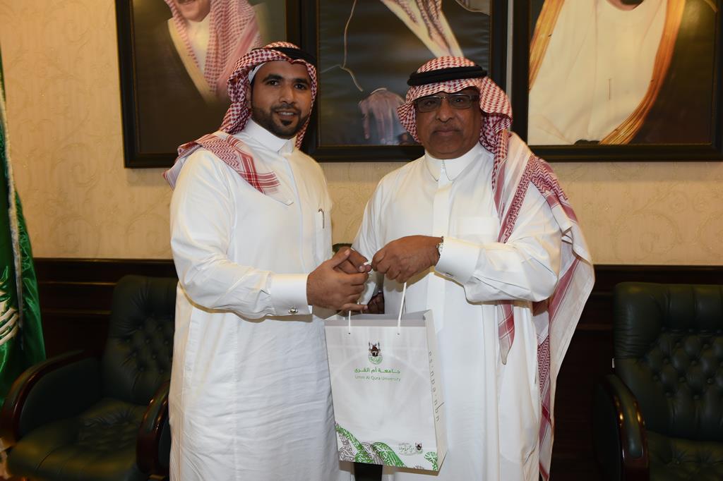 معالي مدير الجامعة يكرِّم المميَّزين بكلية خدمة المجتمع