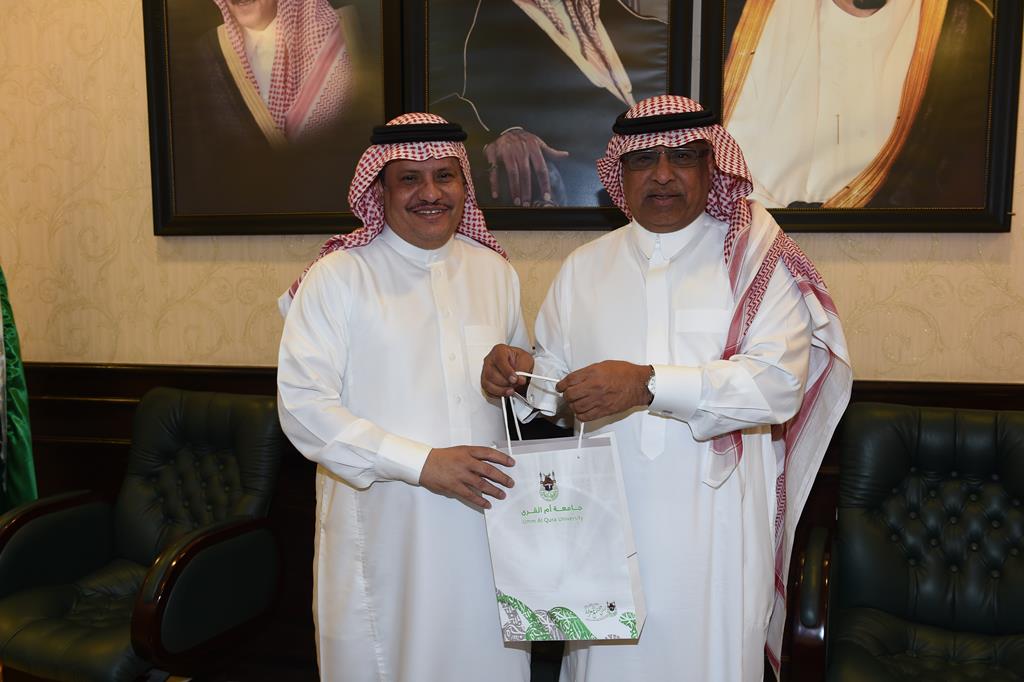 معالي مدير الجامعة يكرِّم المميَّزين بكلية خدمة المجتمع
