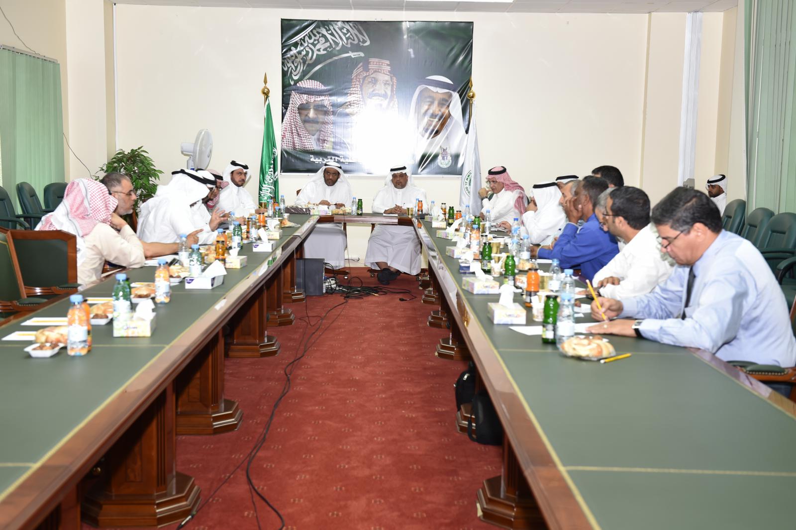 الدراسات العليا تبحث الرؤى المستقبلية لتطوير برامجها مع كلية التربية