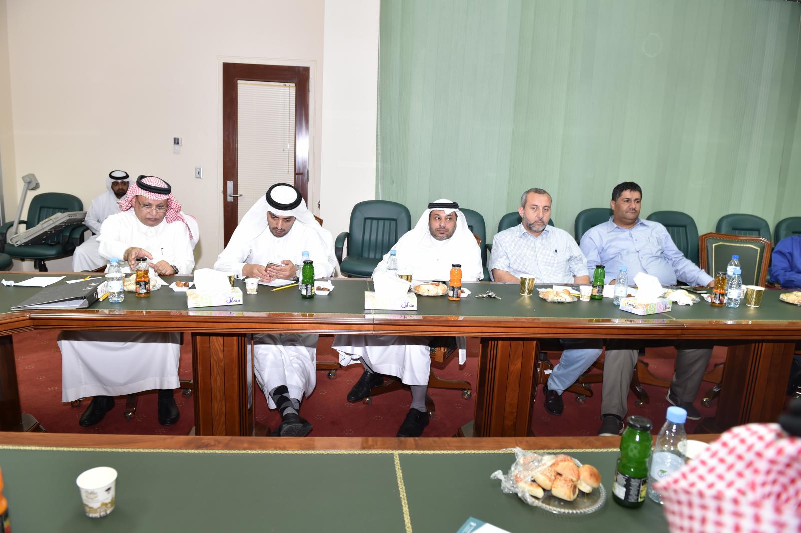 الدراسات العليا تبحث الرؤى المستقبلية لتطوير برامجها مع كلية التربية