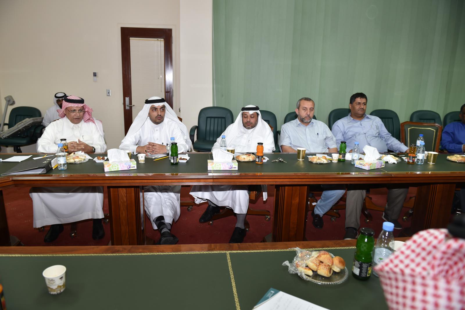 الدراسات العليا تبحث الرؤى المستقبلية لتطوير برامجها مع كلية التربية