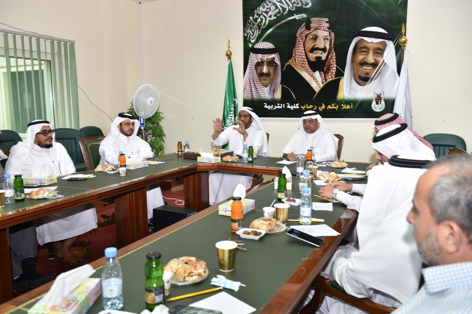 الدراسات العليا تبحث الرؤى المستقبلية لتطوير برامجها مع كلية التربية