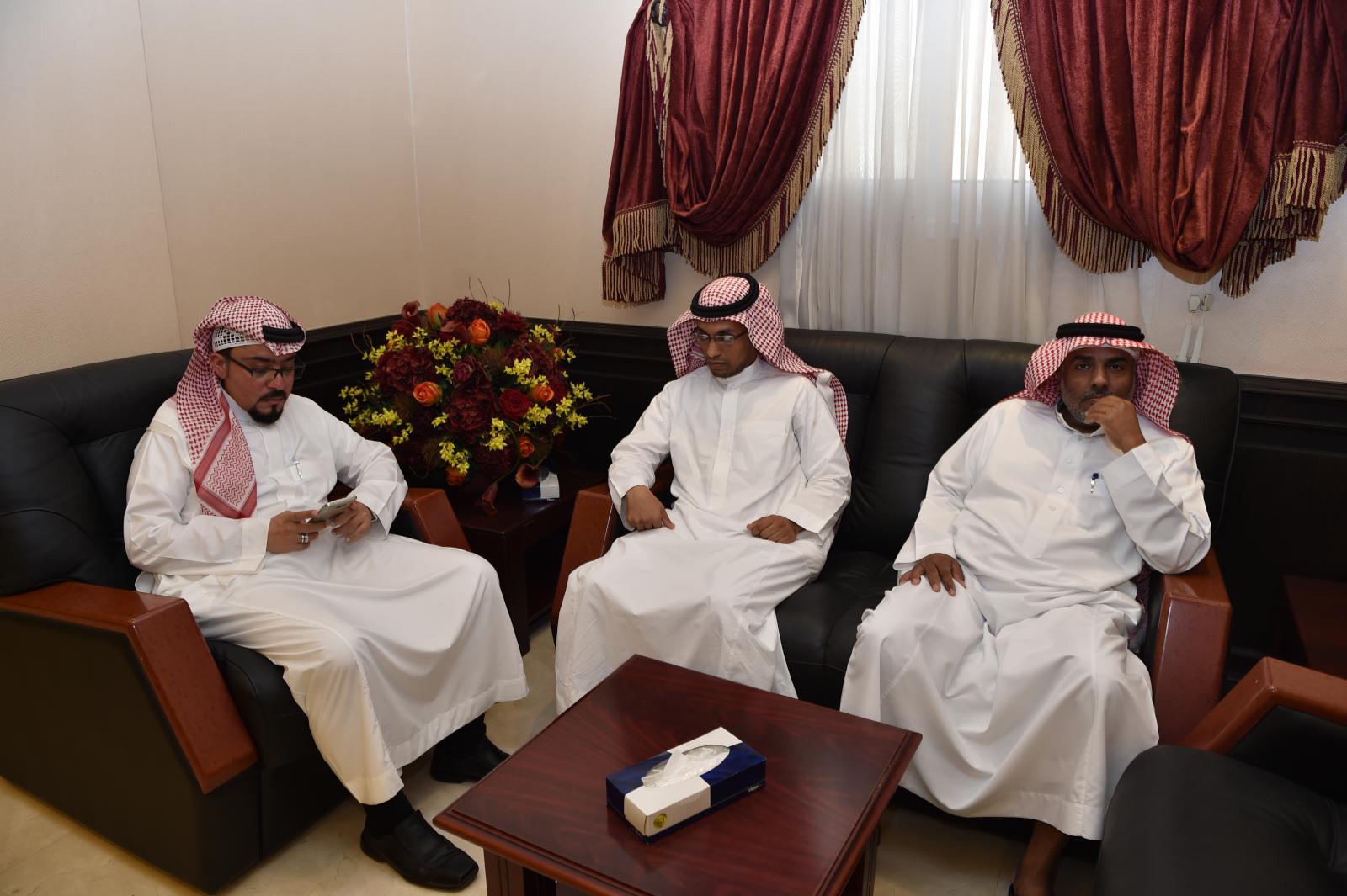 الدكتور ياسر شوشو يكرم الموظفين المترقين في إدارات وكالة الجامعة