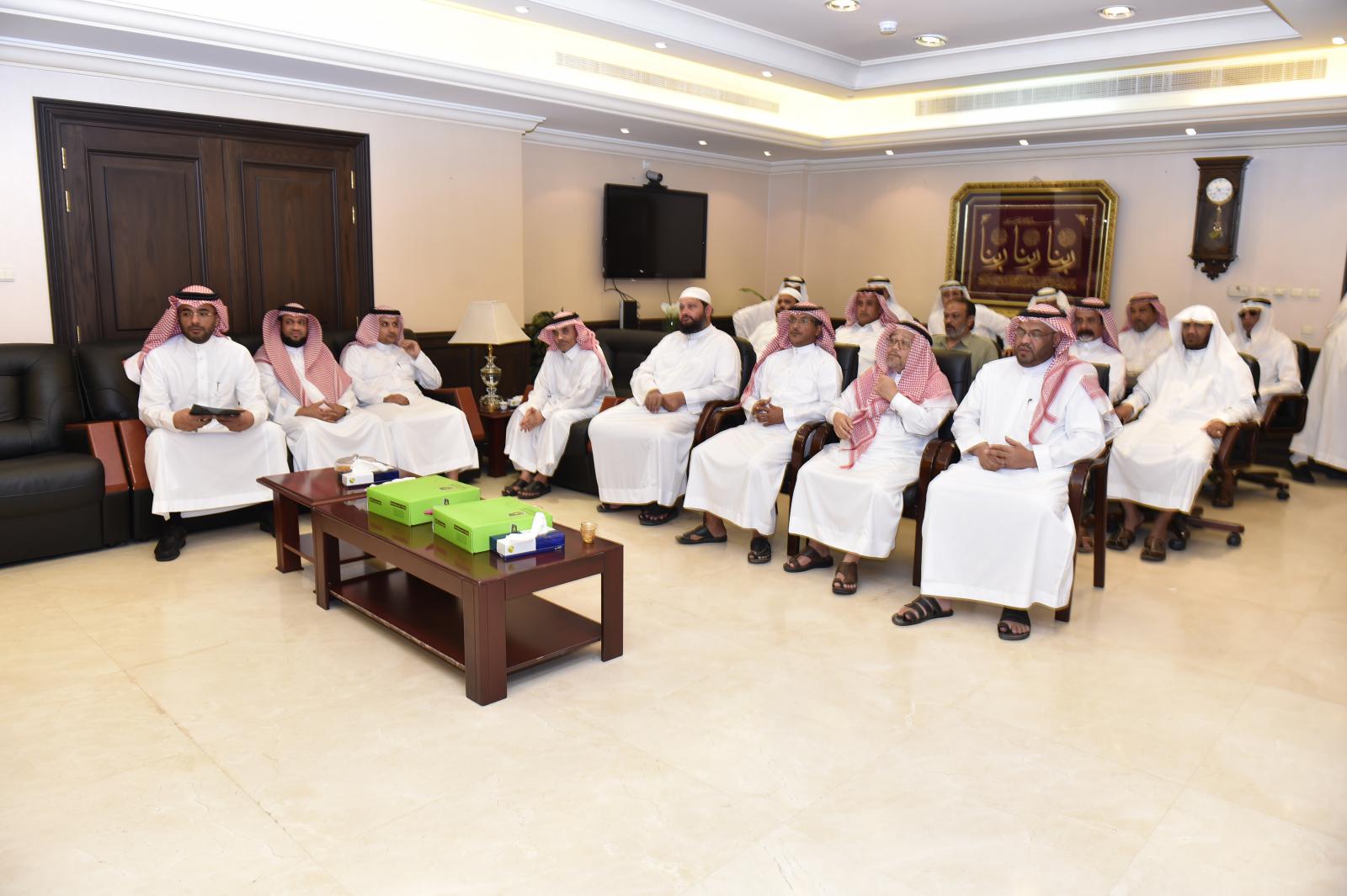 الدكتور ياسر شوشو يكرم الموظفين المترقين في إدارات وكالة الجامعة