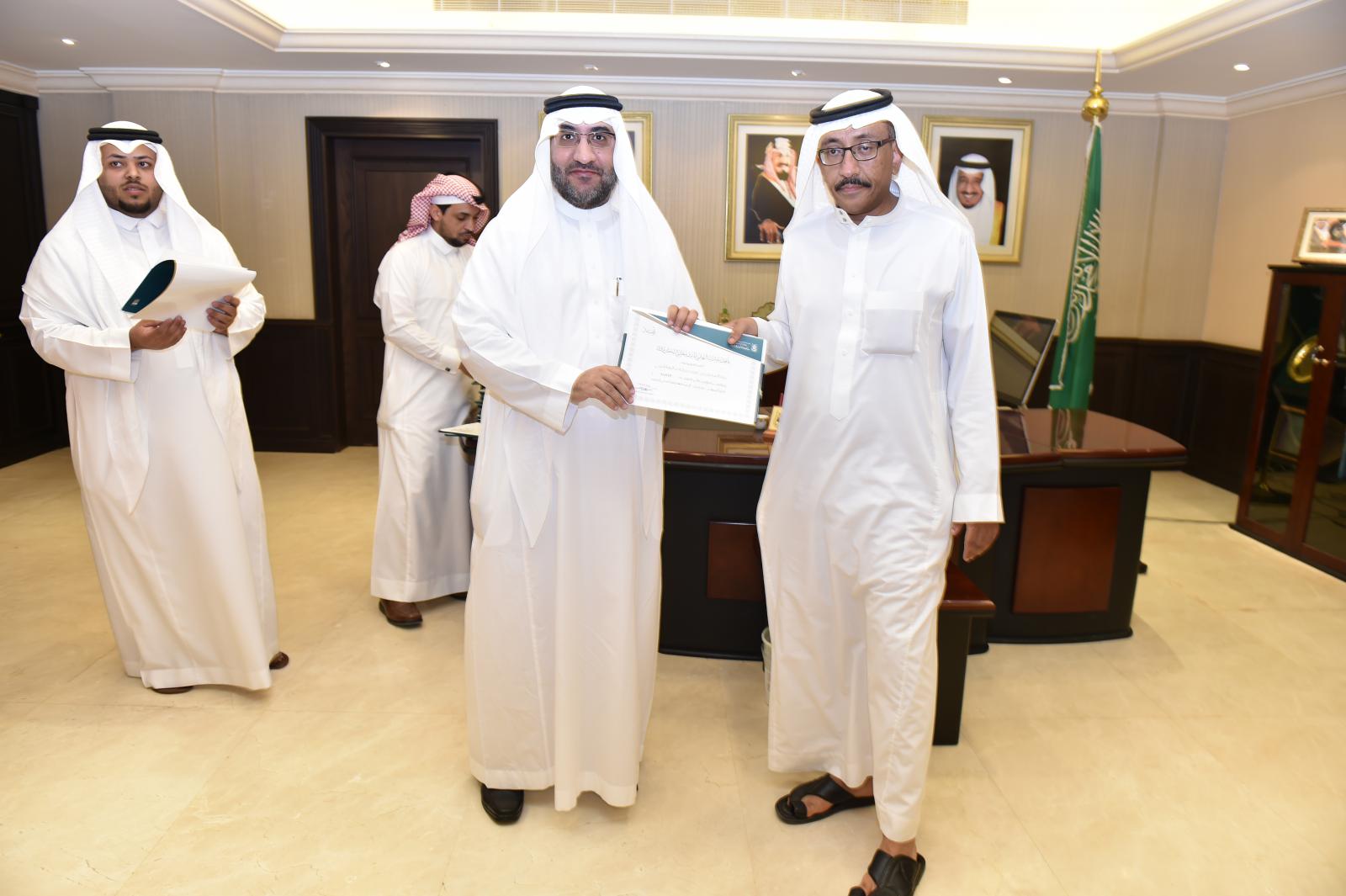 الدكتور ياسر شوشو يكرم الموظفين المترقين في إدارات وكالة الجامعة