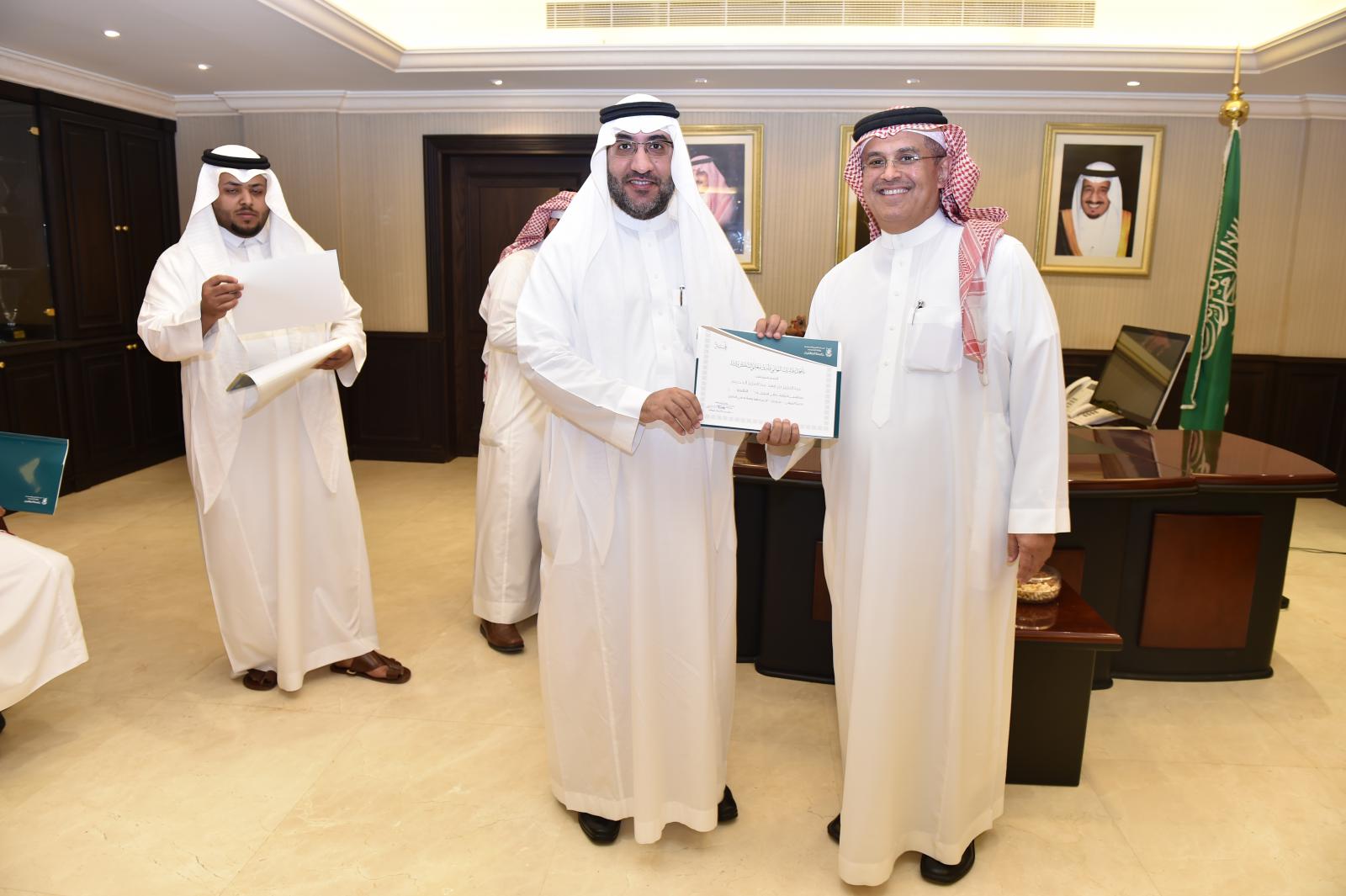 الدكتور ياسر شوشو يكرم الموظفين المترقين في إدارات وكالة الجامعة