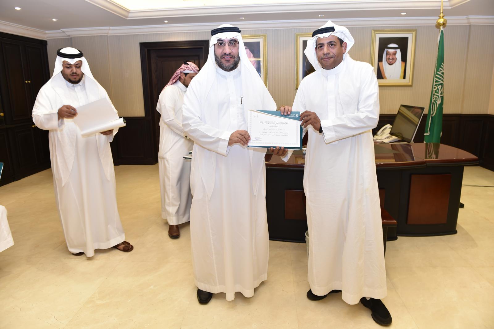 الدكتور ياسر شوشو يكرم الموظفين المترقين في إدارات وكالة الجامعة