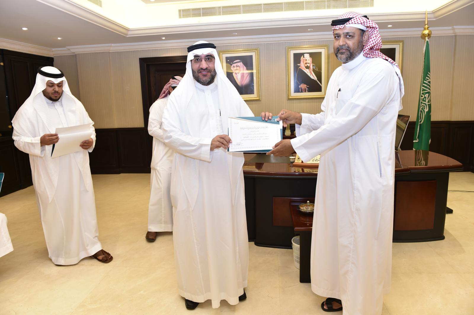 الدكتور ياسر شوشو يكرم الموظفين المترقين في إدارات وكالة الجامعة