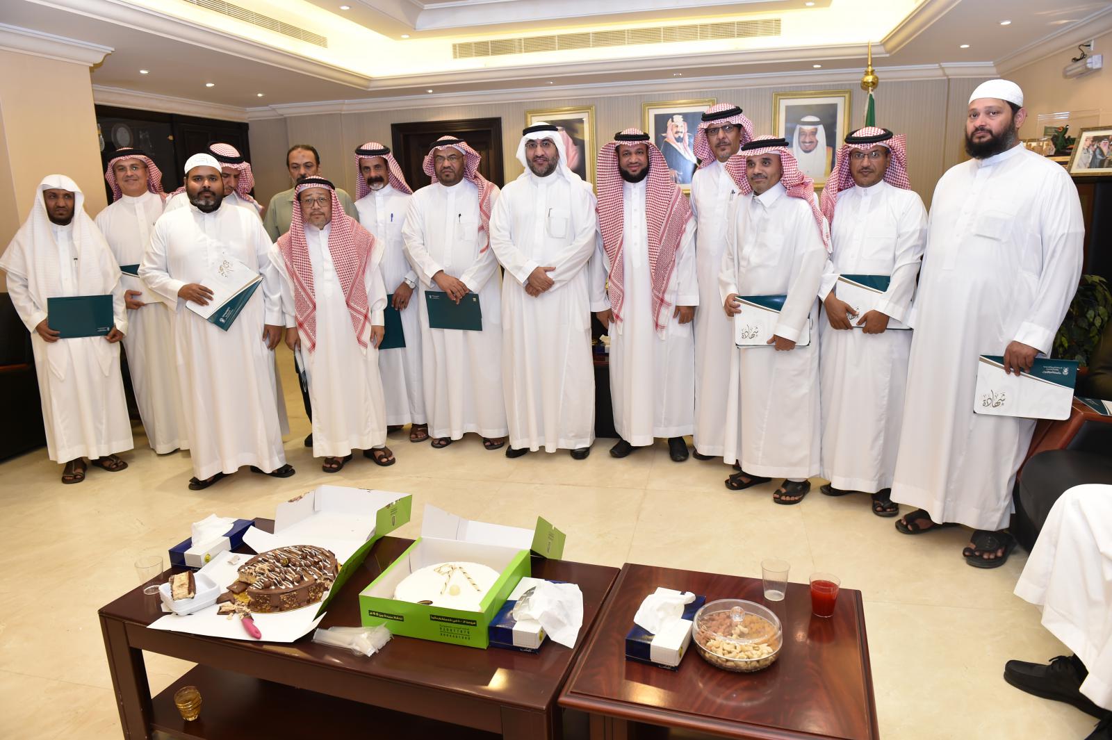 الدكتور ياسر شوشو يكرم الموظفين المترقين في إدارات وكالة الجامعة