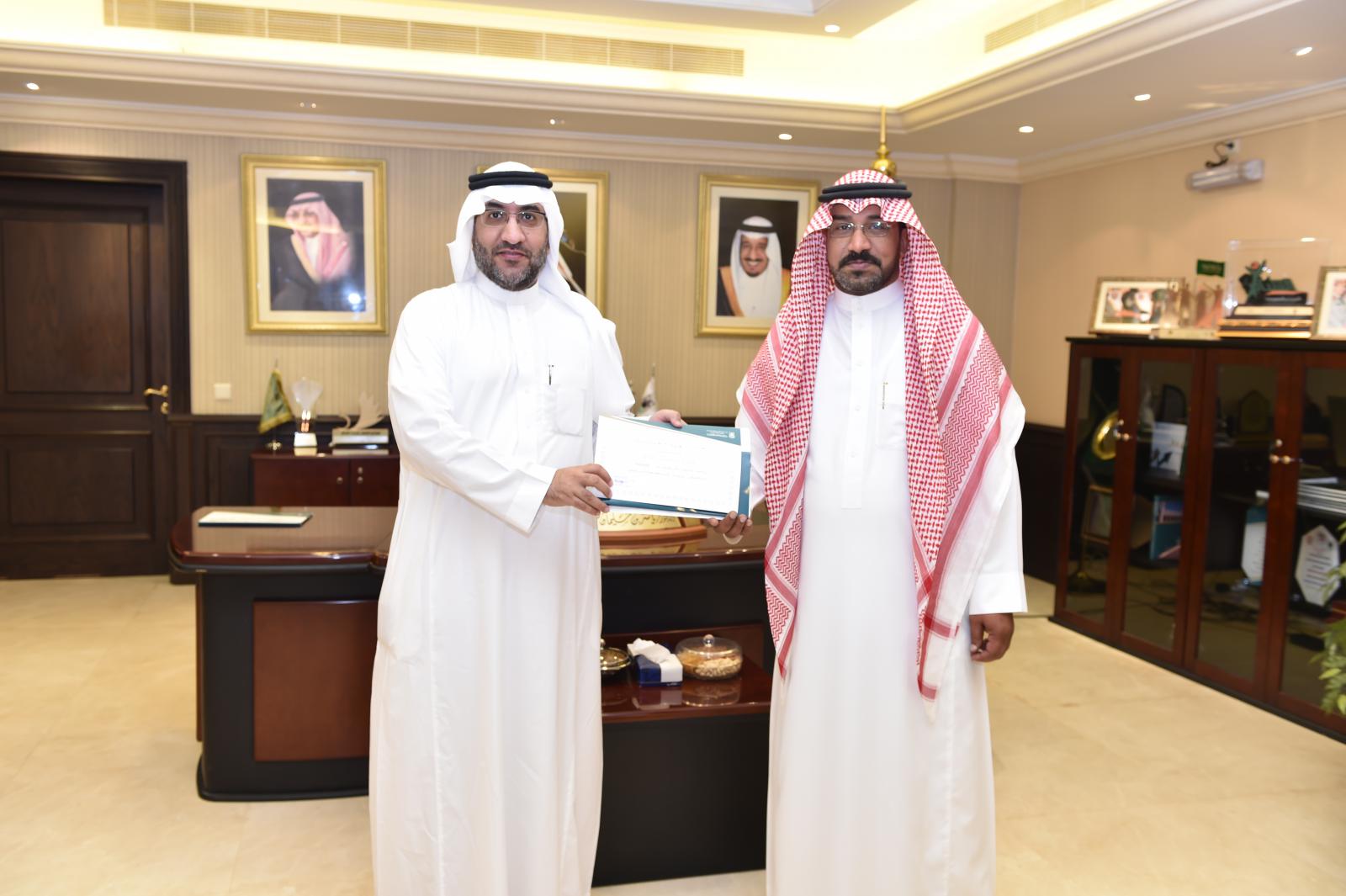 الدكتور ياسر شوشو يكرم الموظفين المترقين في إدارات وكالة الجامعة