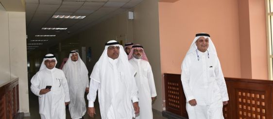 معالي مدير الجامعة يقف على عملية القبول ببرامج الدراسات العليا