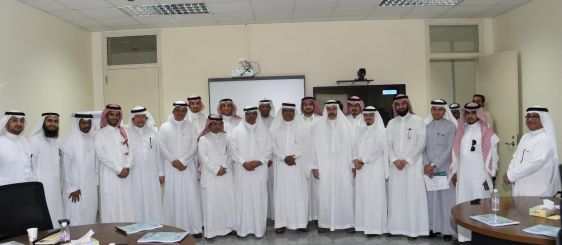 معالي مدير الجامعة يسلِّم وكلاء الجامعة والعمداء شهادات دورة التخطيط الاستراتيجي