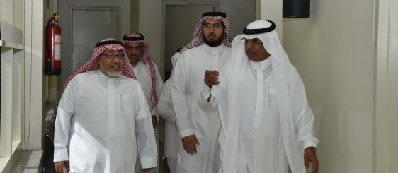 معالي مدير الجامعة يطلع على آلية العمل بعمادتي القبول والتسجيل وشؤون الطلاب