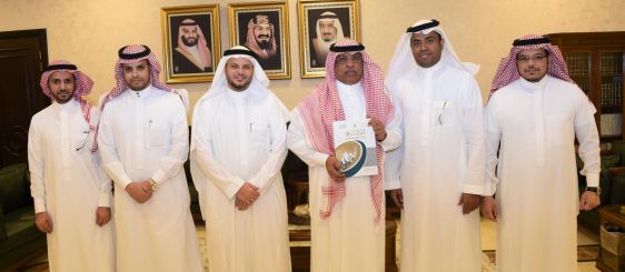 معالي مدير الجامعة يتسلَّم التقرير السنوي للقبول والتسجيل ويدشن النسخة الإلكترونية بموقع العمادة