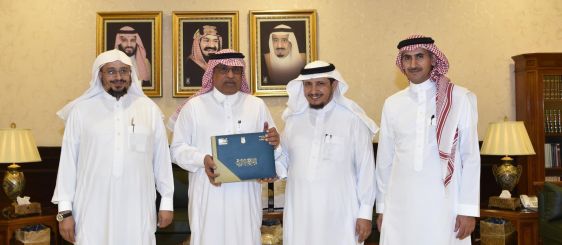 معالي مدير الجامعة يتسلَّم التقرير السنوي ومضامين الخطة الاستراتيجية لكلية اللغة العربية