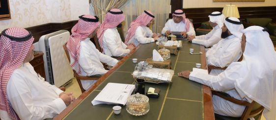 معالي مدير الجامعة يتسلَّم التقرير السنوي لإنجازات عمادة السنة التحضيرية