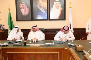UQU President Attends Signing Ceremony of Agreements on Shuttle Transport Follow-up System