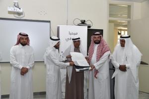 UQU President Hands out Effective Academic Leadership Certificates