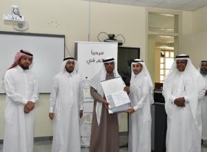 UQU President Hands out Effective Academic Leadership Certificates