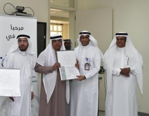 UQU President Hands out Effective Academic Leadership Certificates