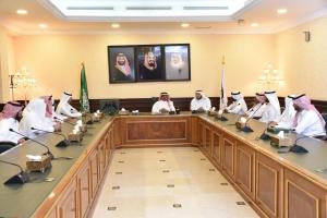 UQU President Receives Strategic Plan Handbook of Jamoum University College