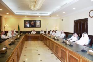 UQU President Receives Strategic Plan Handbook of Jamoum University College