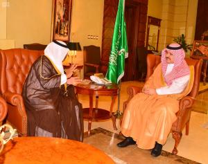 Jeddah Governor Receives Publications of King Salman Chair for Study of Makkah History