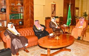 Jeddah Governor Receives Publications of King Salman Chair for Study of Makkah History