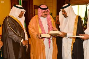 Jeddah Governor Receives Publications of King Salman Chair for Study of Makkah History